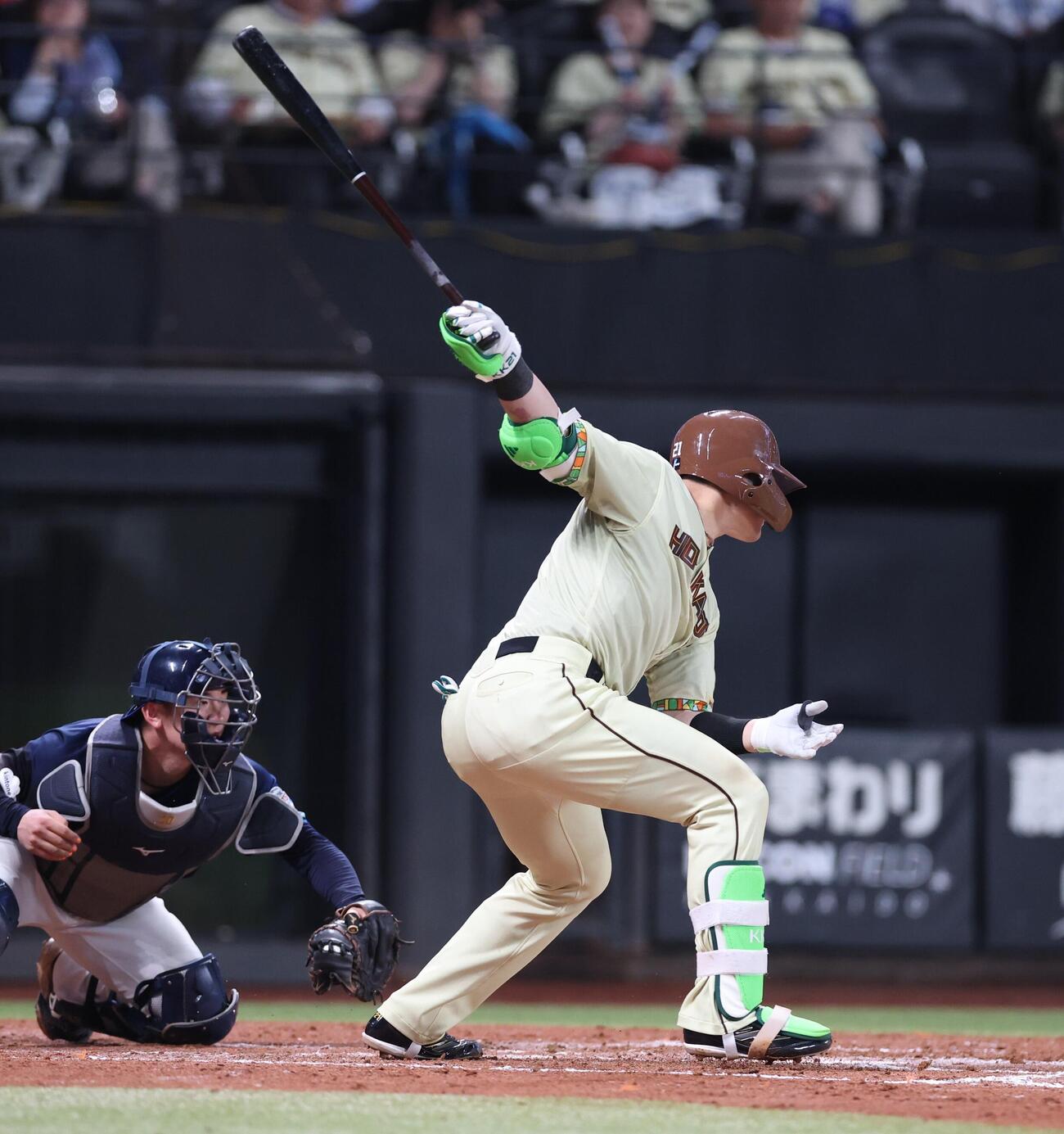 日本ハム対西武　4回裏日本ハム1死三塁、清宮幸太郎が空振りし飛び出した万波中正が三本間で挟殺される（撮影・黒川智章）