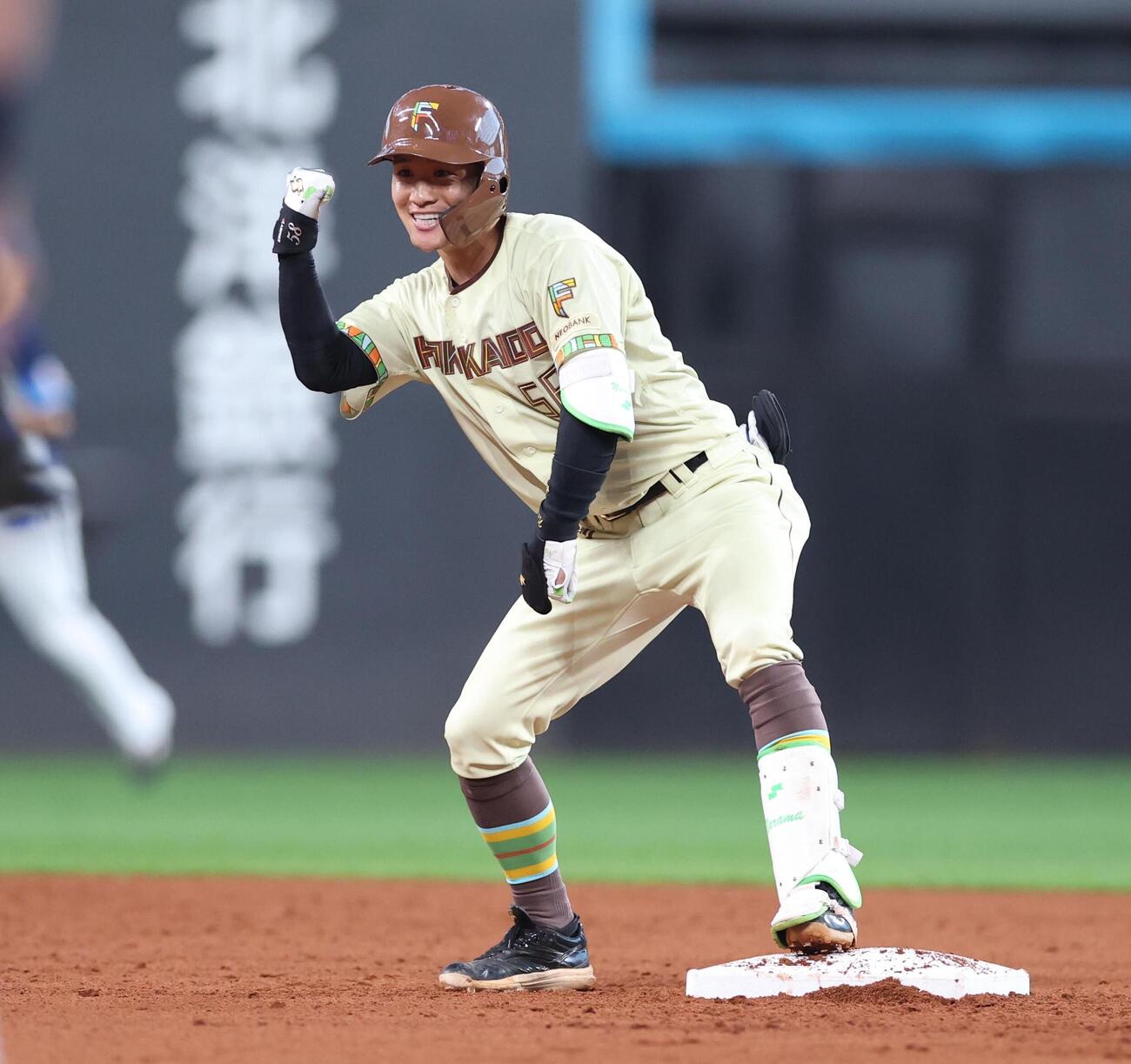 日本ハム対西武　3回裏日本ハム無死、二塁打を放ちポーズをとる奈良間大己（撮影・黒川智章）