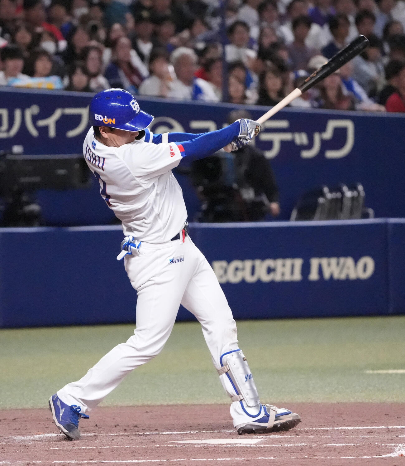 中日対広島　4回裏中日無死一、二塁、適時二塁打を放つ石伊雄太（撮影・森本幸一）