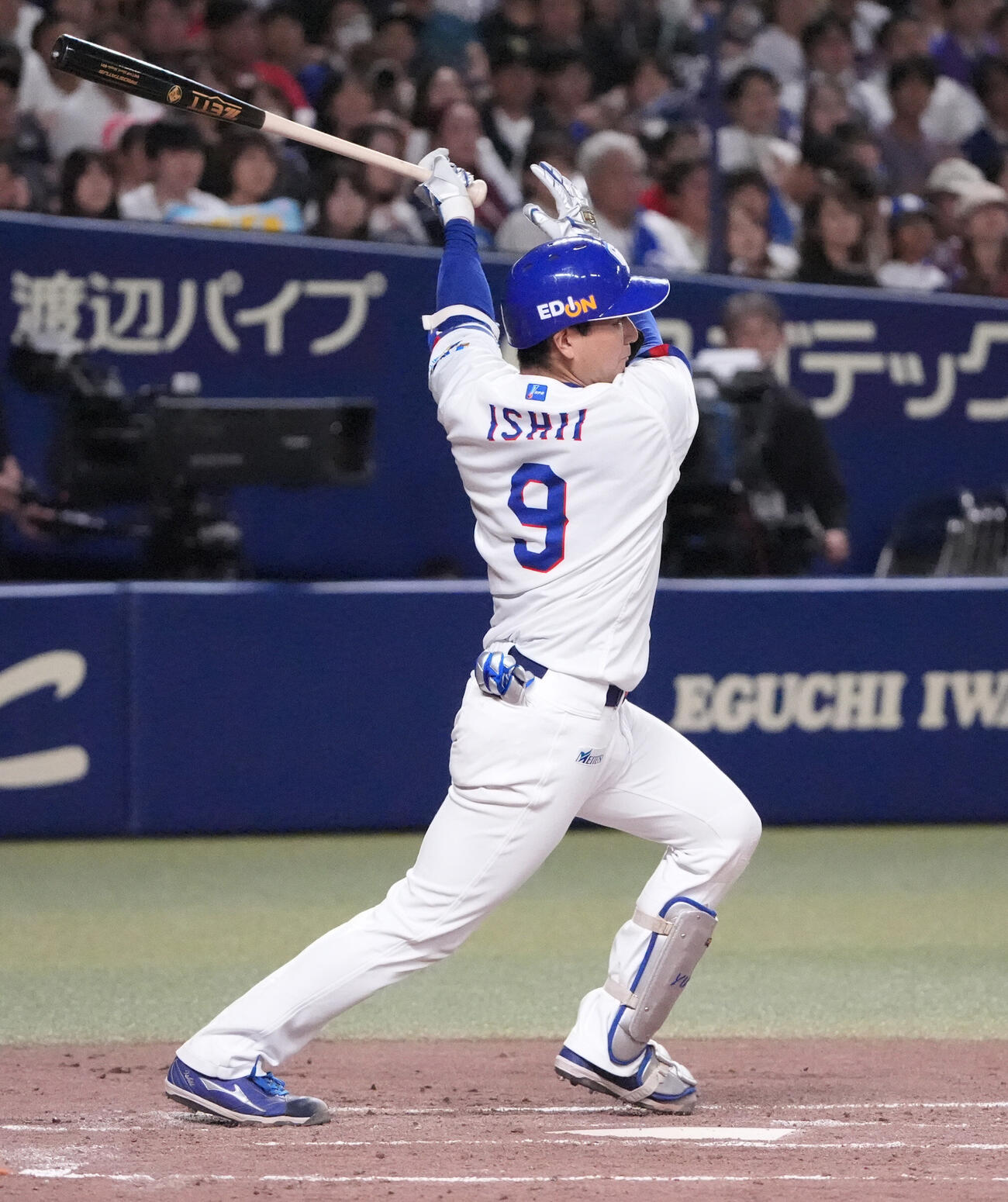 中日対広島　4回裏中日無死一、二塁、適時二塁打を放つ石伊雄太（撮影・森本幸一）