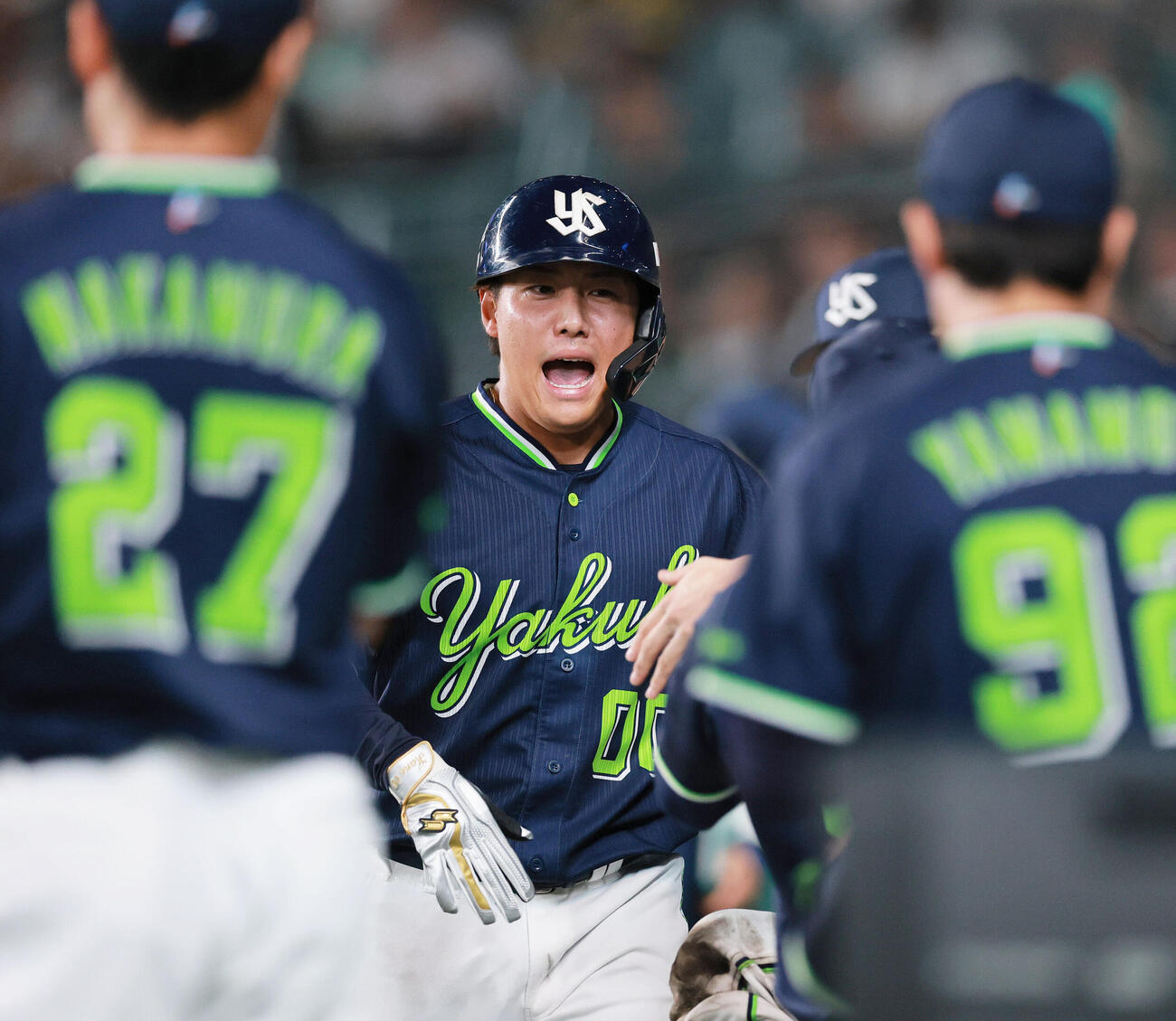 阪神対ヤクルト　6回表ヤクルト2死、赤羽由紘（中央）は左越え本塁打を放ち喜ぶ（撮影・上山淳一）