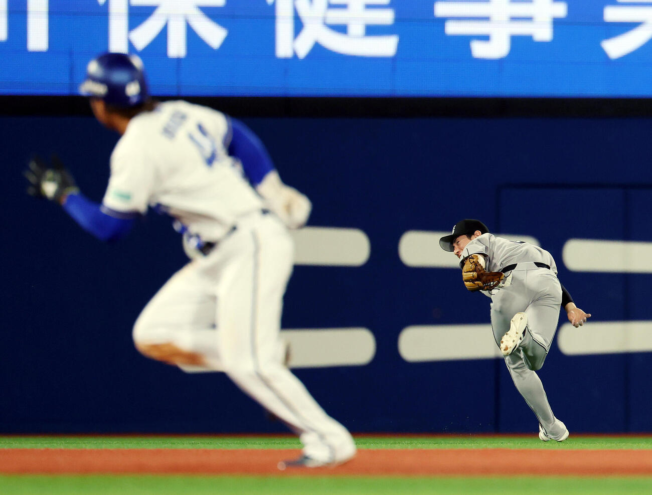 DeNA対巨人　6回裏DeNA無死満塁、勝又温史の打球を捕球できなかった松本剛（撮影・宮地輝）