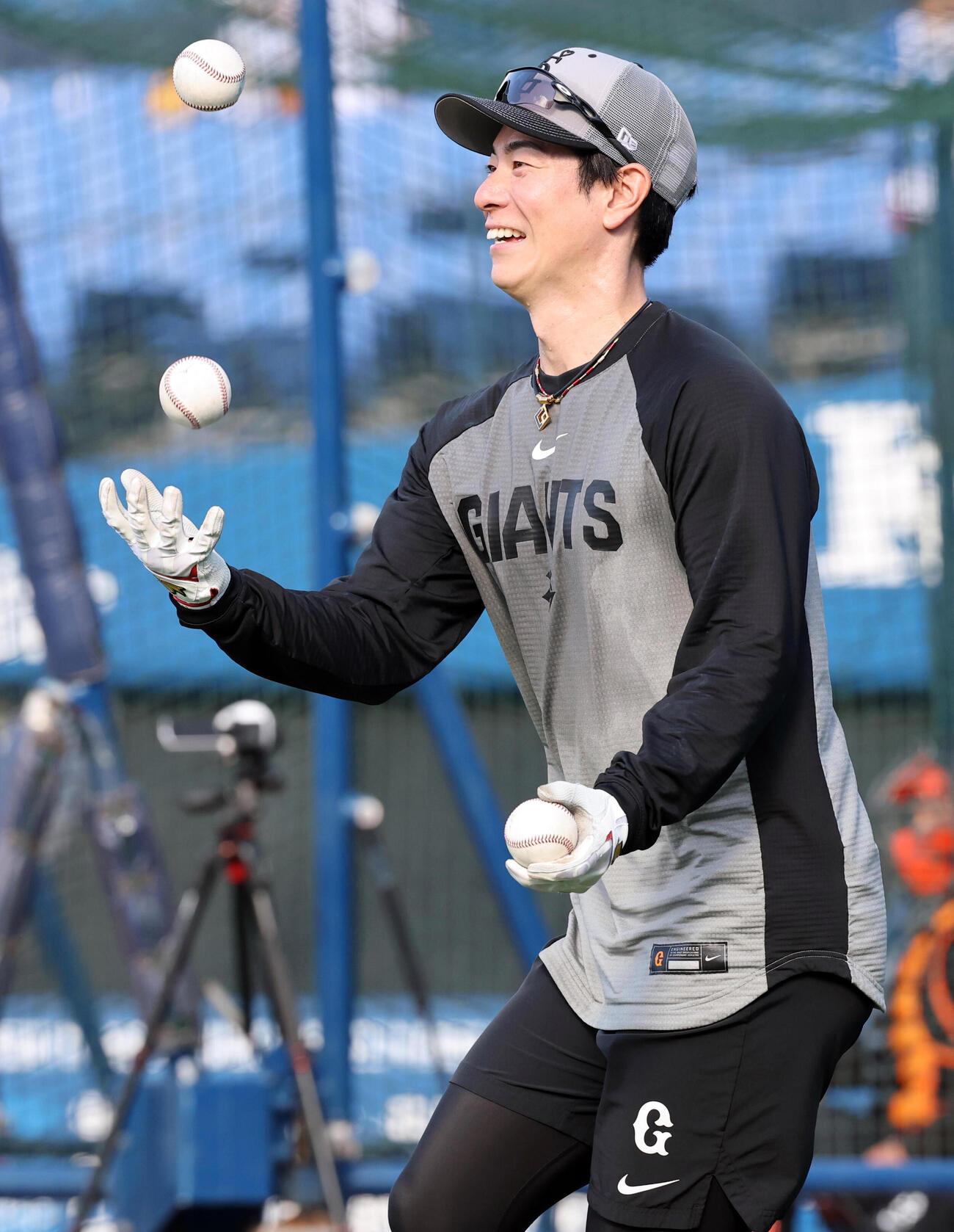 DeNA対巨人　練習中、3つのボールを使ったお手玉をする巨人松本剛（撮影・浅見桂子）