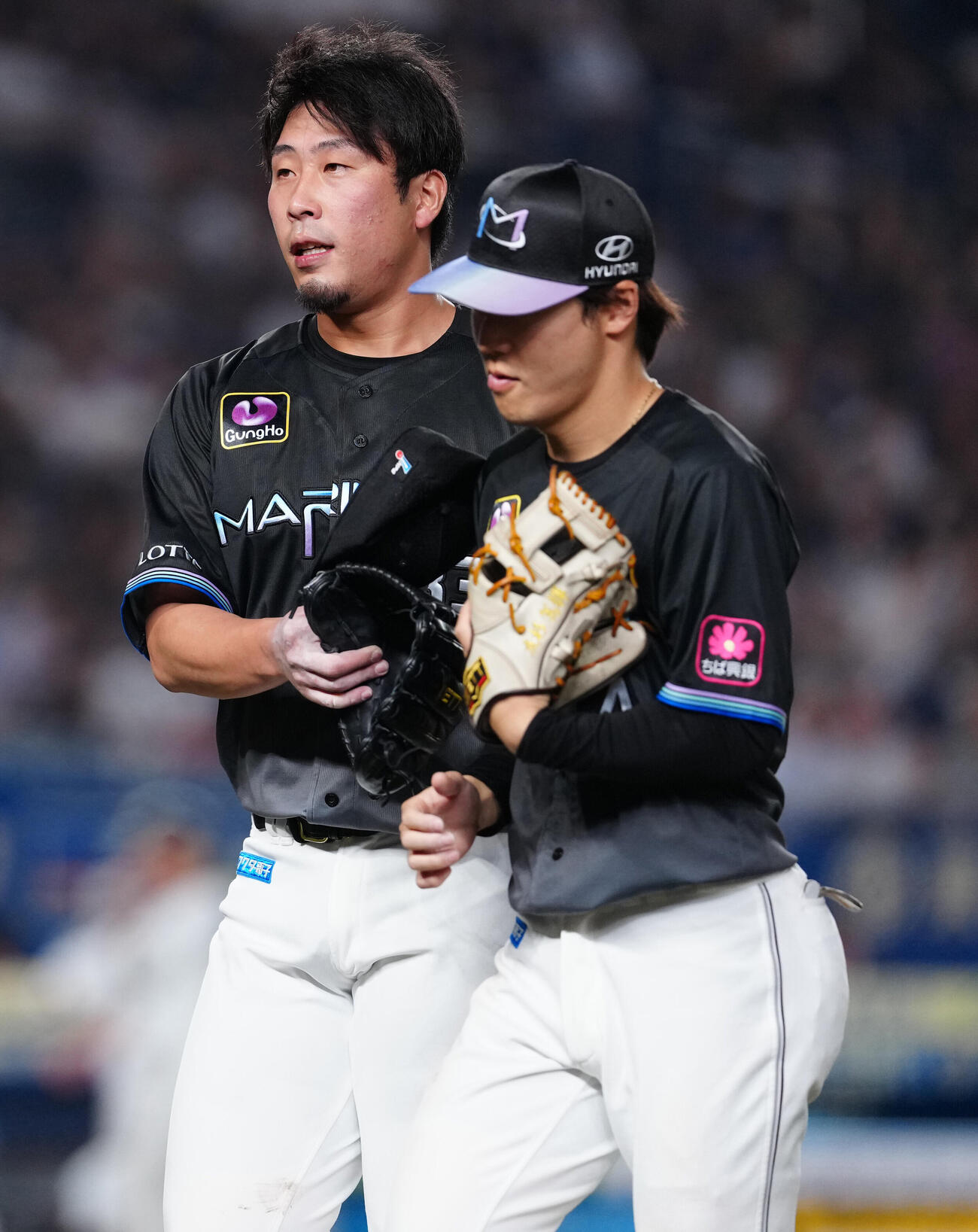 ロッテ対オリックス　6回表を終え、ベンチへ戻るロッテ八木彬（左）（撮影・鈴木みどり）