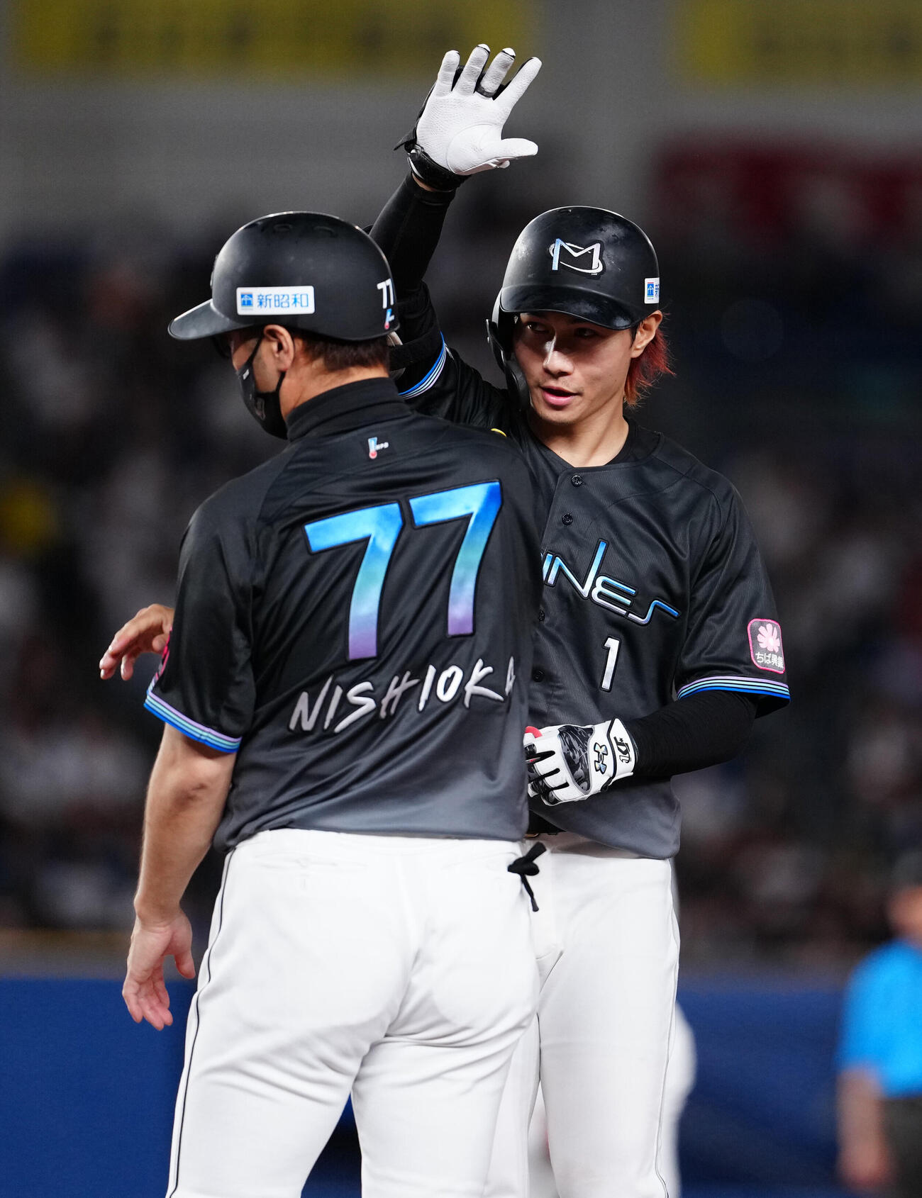 ロッテ対オリックス　6回裏ロッテ1死満塁、適時打を放った藤原恭大はタッチを交わす（撮影・鈴木みどり）