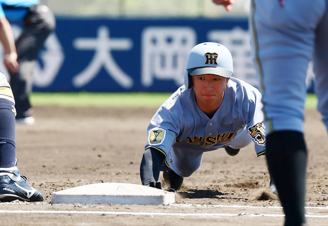 オリックス対阪神　3回表阪神無死、四球を選んで出塁する近本光司（撮影・加藤哉）