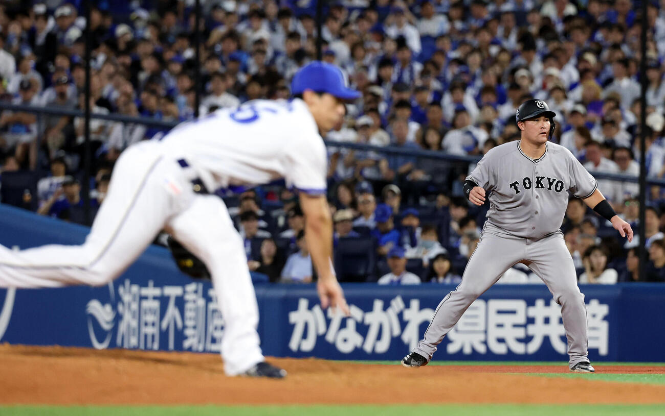 DeNA対巨人　3回表巨人2死、四球で出塁したリチャード（右）は投球する尾形崇斗の奥でリードをとる（撮影・浅見桂子）
