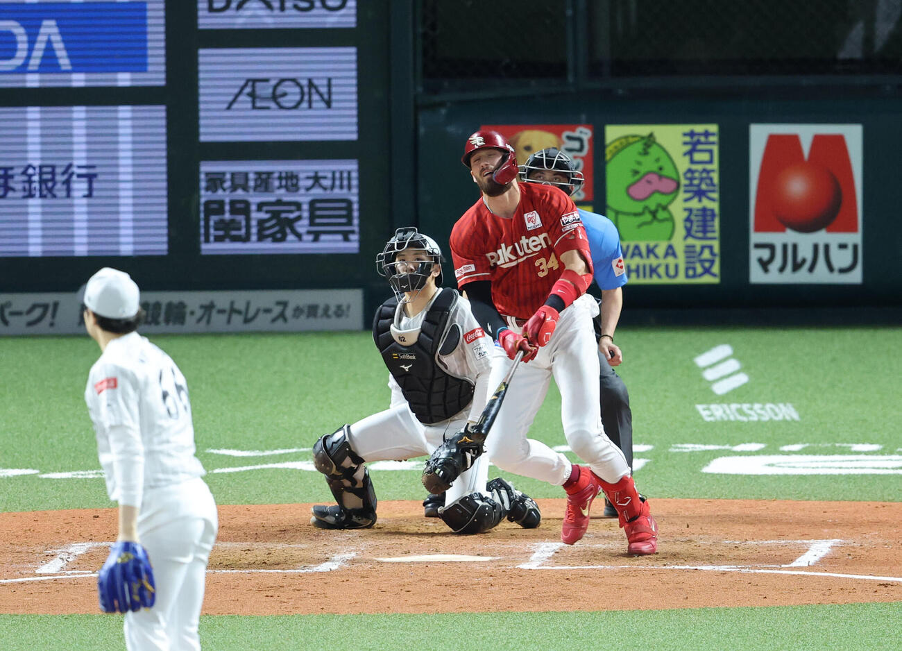 ソフトバンク対楽天　8回表楽天1死一塁、マッカスカーは中越えに勝ち越しとなる2点本塁打を放つ（撮影・梅根麻紀）