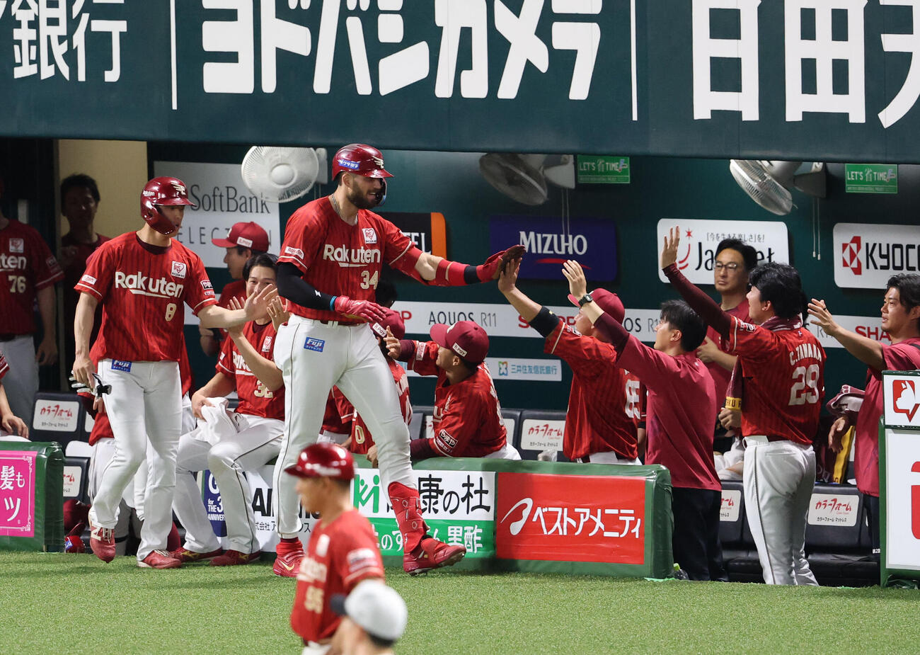 ソフトバンク対楽天　8回表楽天1死一塁、マッカスカーは中越えに勝ち越しとなる2点本塁打を放ちベンチのナインとハイタッチ（撮影・梅根麻紀）