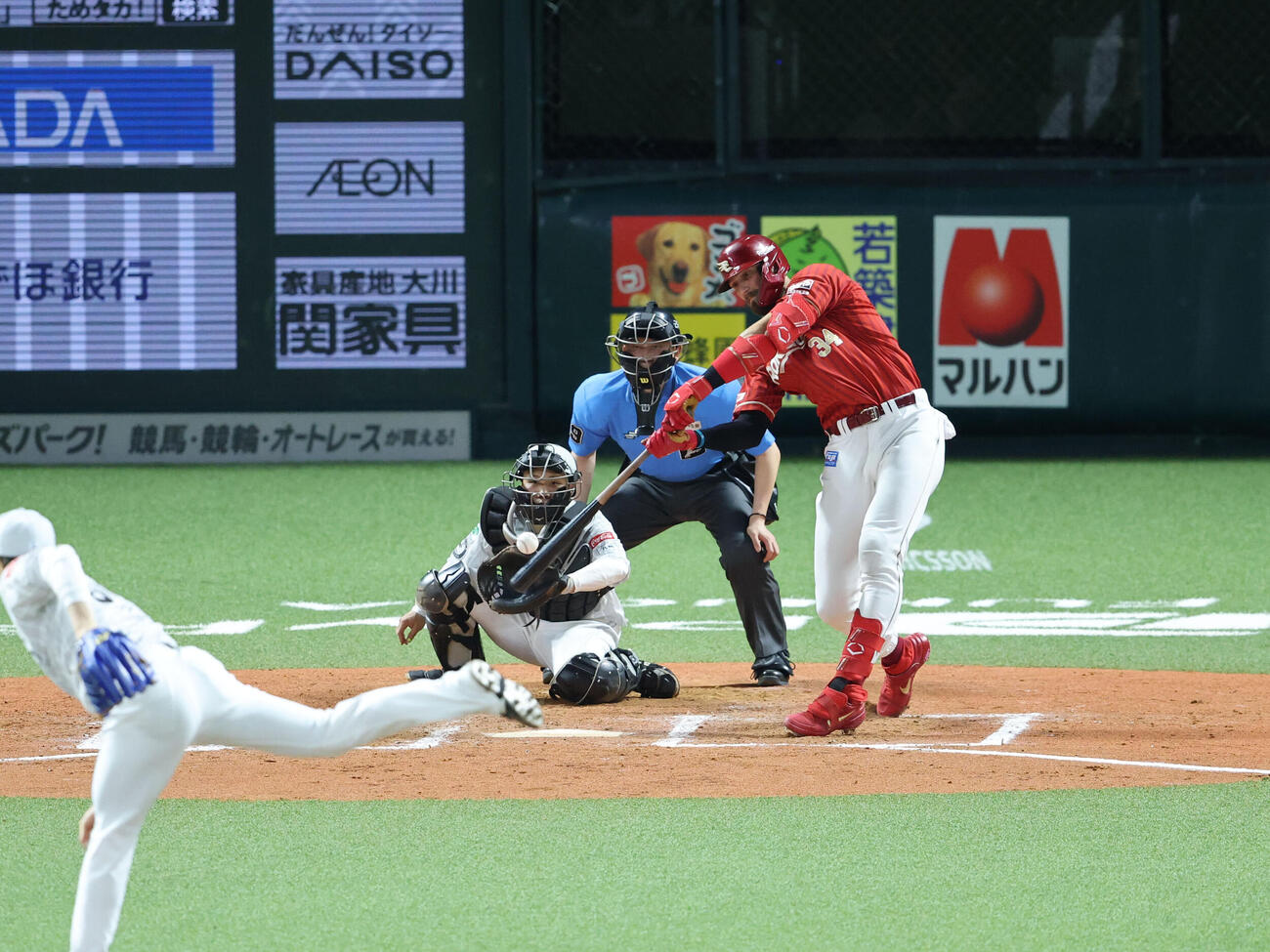 ソフトバンク対楽天　8回表楽天1死一塁、マッカスカーは左中間に勝ち越しとなる2点本塁打を放つ（撮影・梅根麻紀）