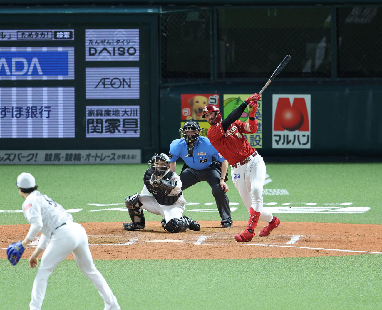 ソフトバンク対楽天　8回表楽天1死一塁、マッカスカーは左中間に勝ち越しとなる2点本塁打を放つ（撮影・梅根麻紀）