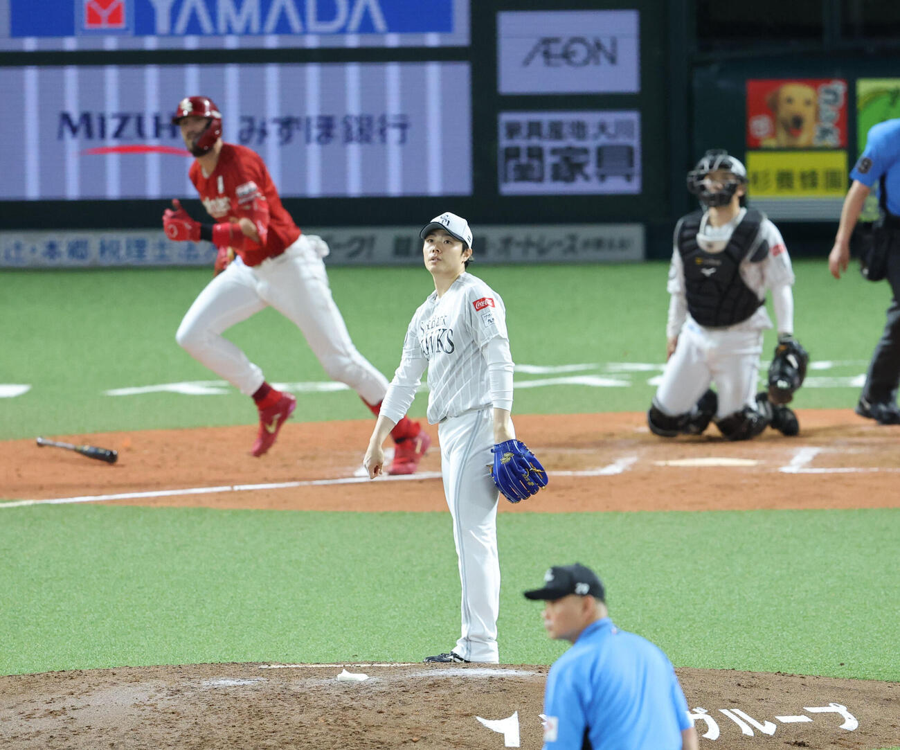 ソフトバンク対楽天　8回表楽天1死一塁、マッカスカーに勝ち越しとなる中越え2点本塁打を浴びた松本裕樹（撮影・梅根麻紀）