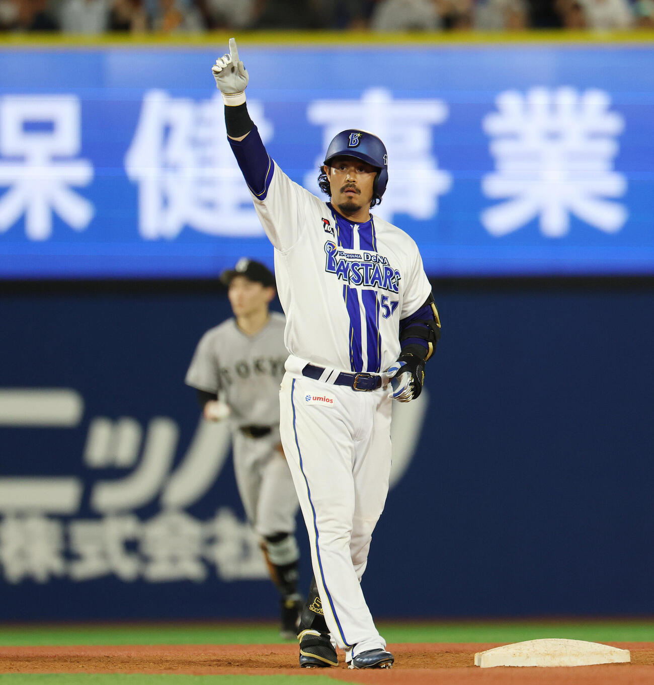 DeNA対巨人　6回裏DeNA無死一、二塁、適時二塁打を放った宮崎敏郎（撮影・宮地輝）
