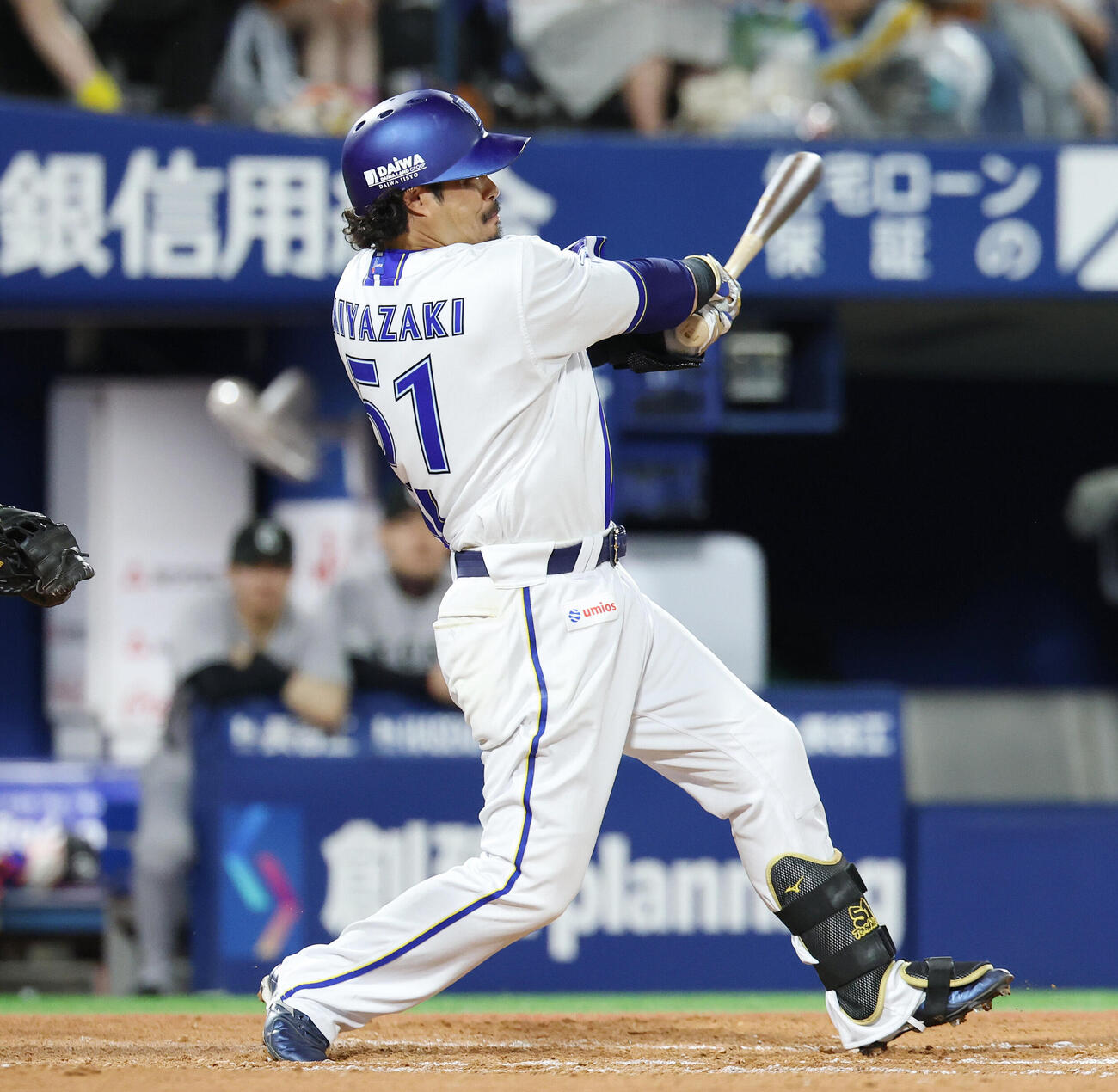 DeNA対巨人　6回裏DeNA無死一、二塁、適時二塁打を放つ宮崎敏郎（撮影・宮地輝）