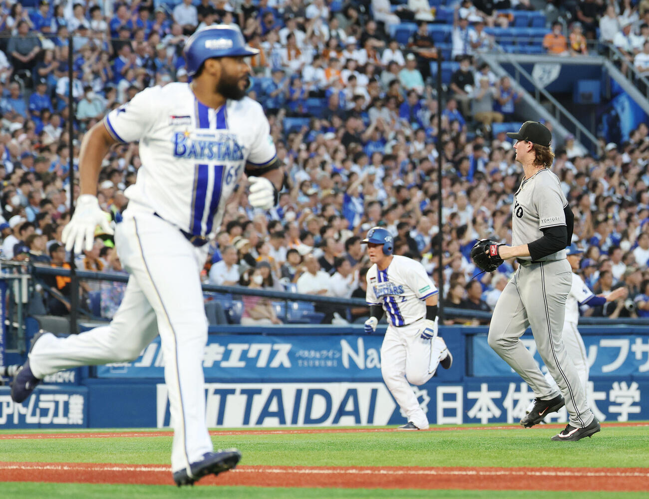 DeNA対巨人　1回裏DeNA1死二、三塁、ヘラル・エンカーナシオンに適時打を浴びるフォレスト・ウィットリー（撮影・宮地輝）