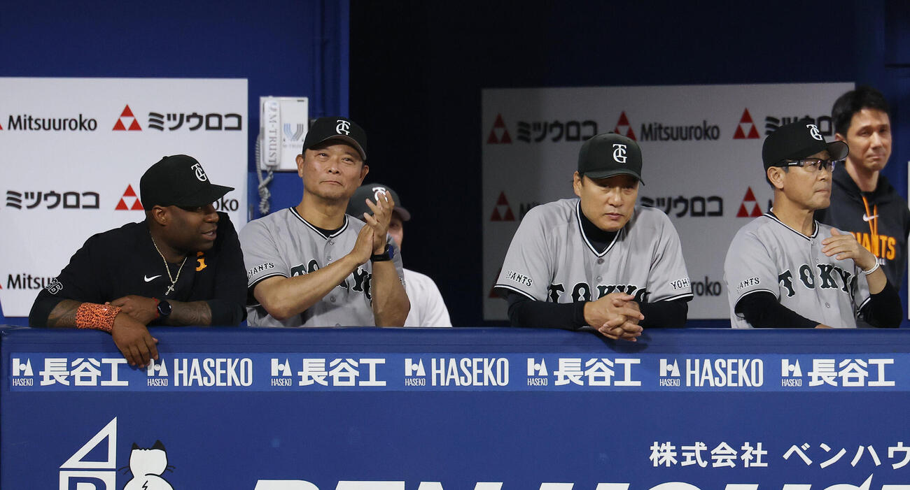 DeNA対巨人　ベンチで手をたたく巨人橋上秀樹監督代行（左から2人目）（撮影・宮地輝）