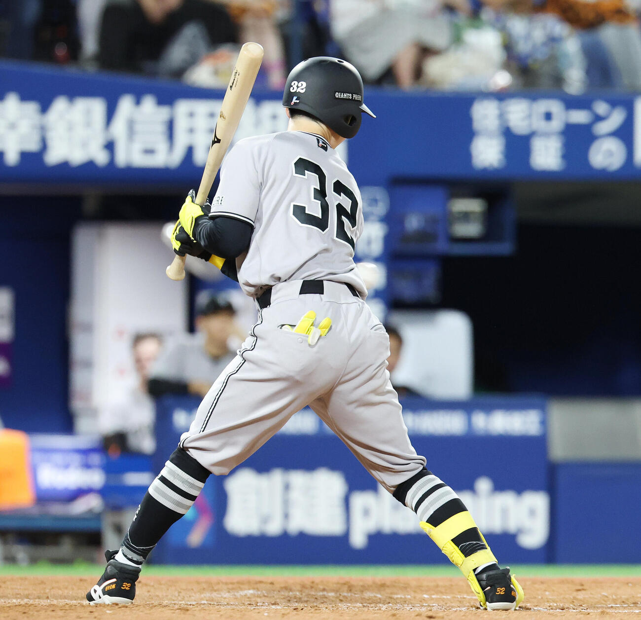 DeNA対巨人　4回表巨人1死、死球を受ける浦田俊輔（撮影・宮地輝）
