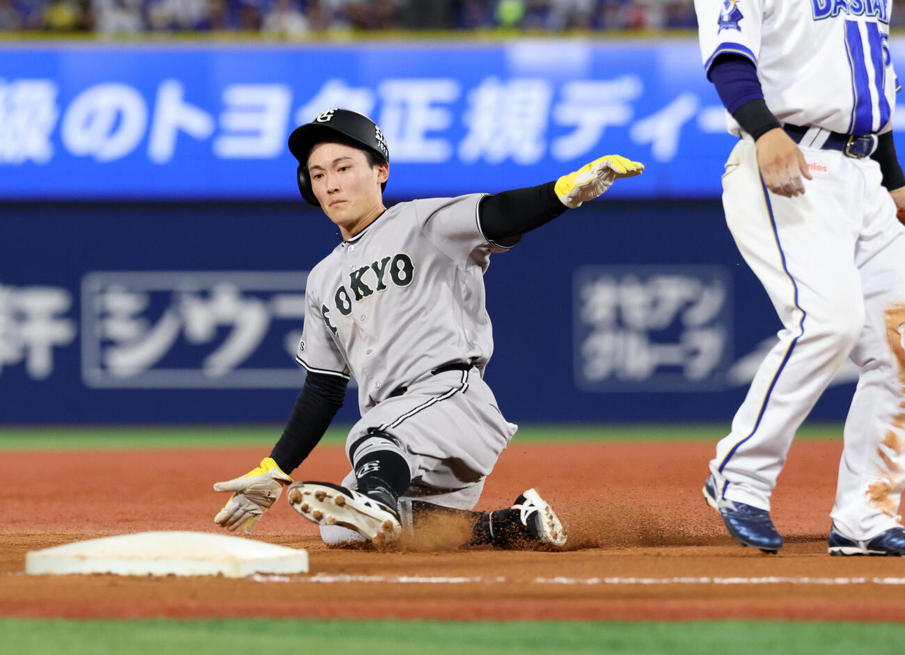 DeNA対巨人　4回表巨人1死二塁、松本剛の三塁ゴロで三塁進塁する浦田俊輔（撮影・浅見桂子）