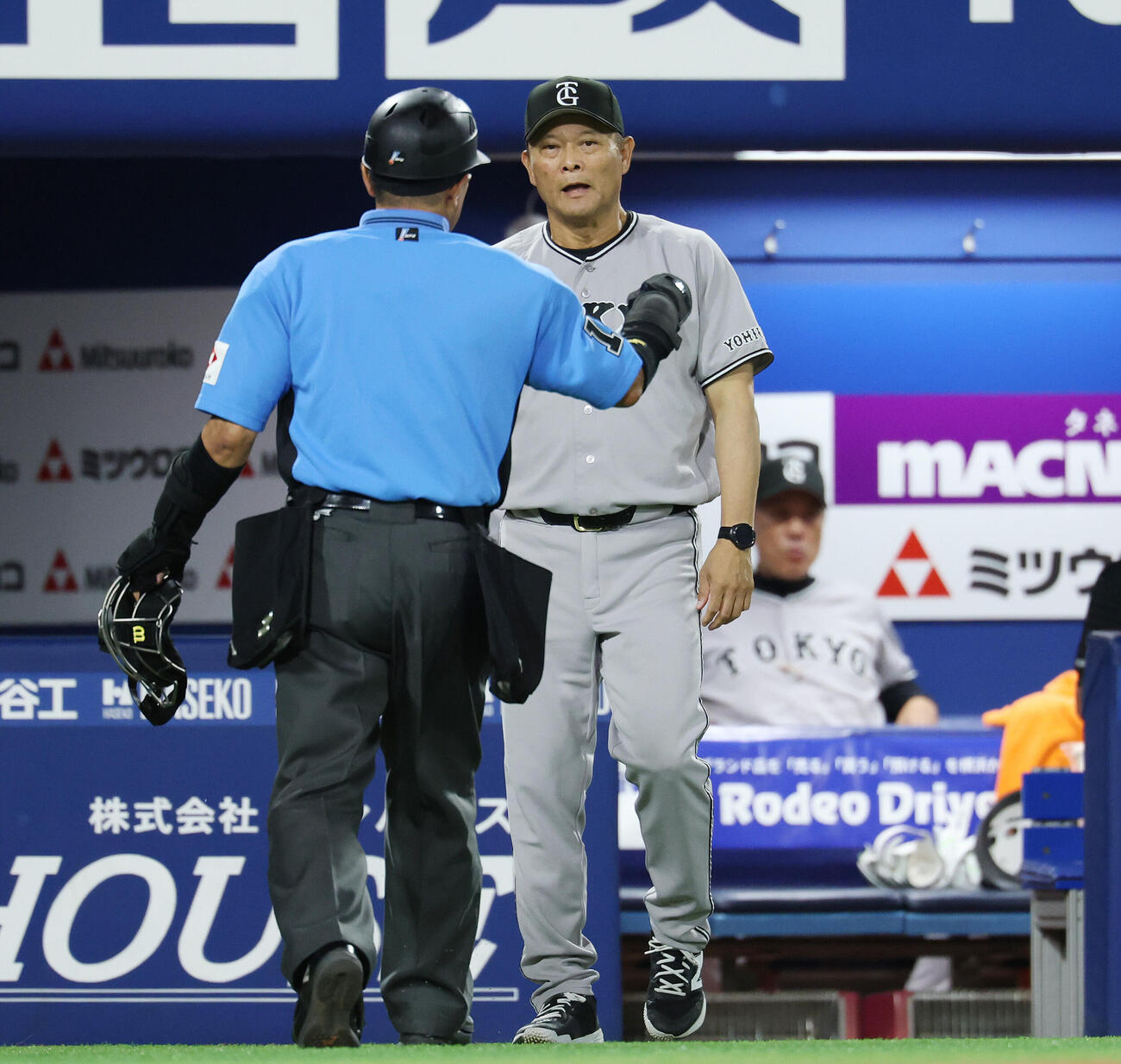 DeNA対巨人　6回裏途中、投手交代を告げる巨人橋上秀樹監督代行（撮影・宮地輝）