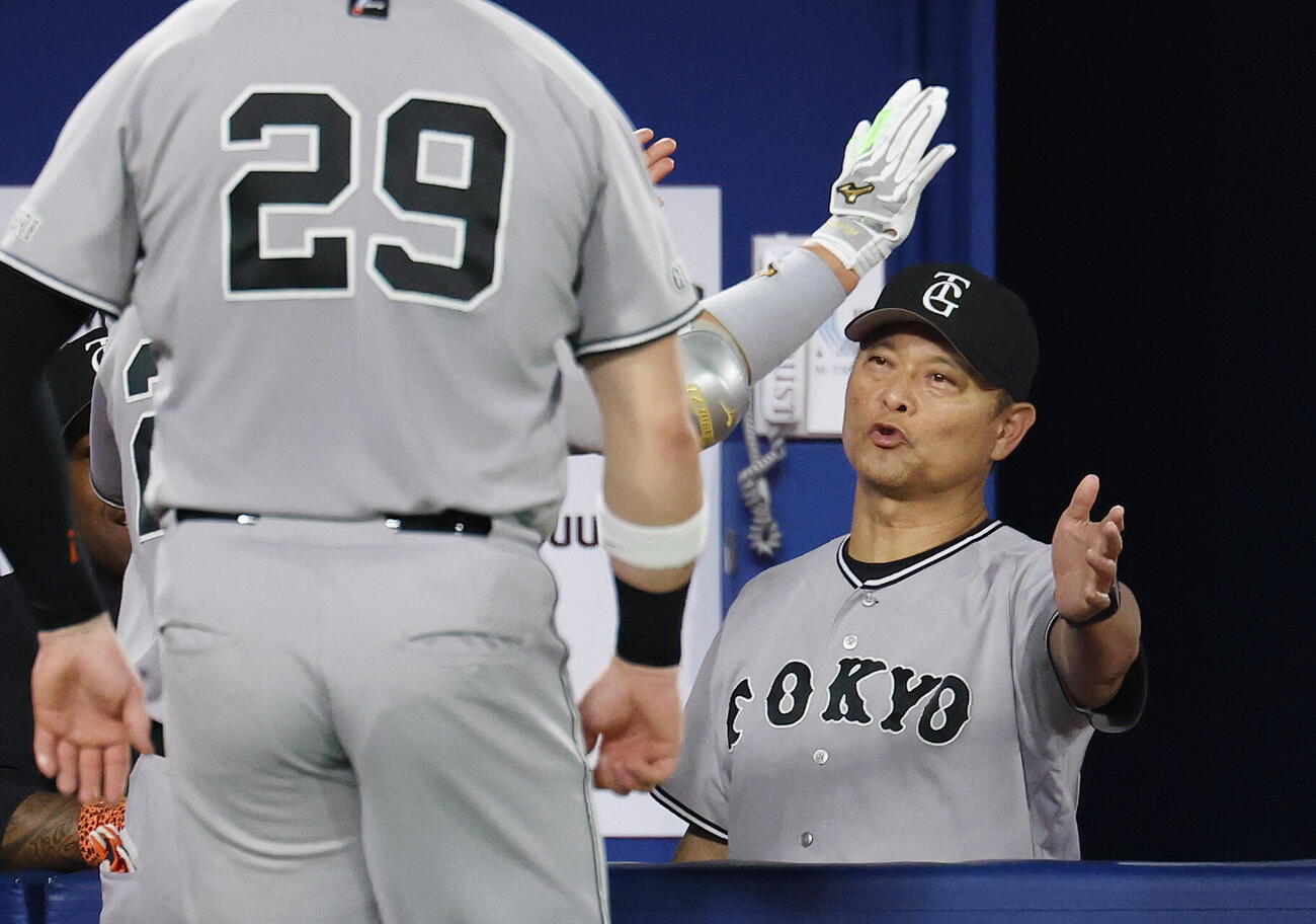DeNA対巨人　7回表巨人無死一塁、2点本塁打を放った大城卓三を迎える橋上秀樹監督代行（撮影・宮地輝）