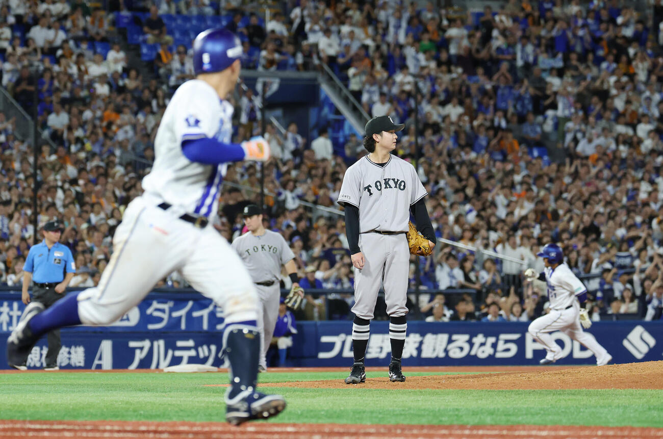 DeNA対巨人　6回裏DeNA無死二、三塁、松尾汐恩に2点適時打を浴びる田中瑛斗（撮影・宮地輝）