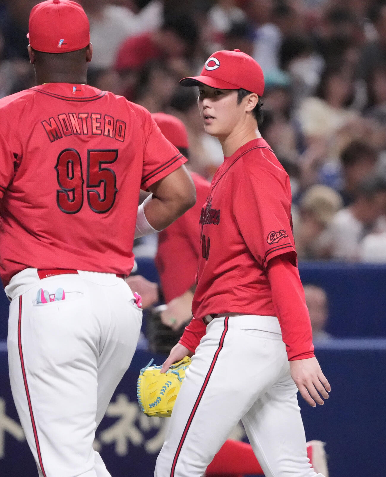 中日対広島　1回終了、広島先発の森下暢仁（右）はエレフリス・モンテロと言葉を交わしベンチへ戻る（撮影・森本幸一）