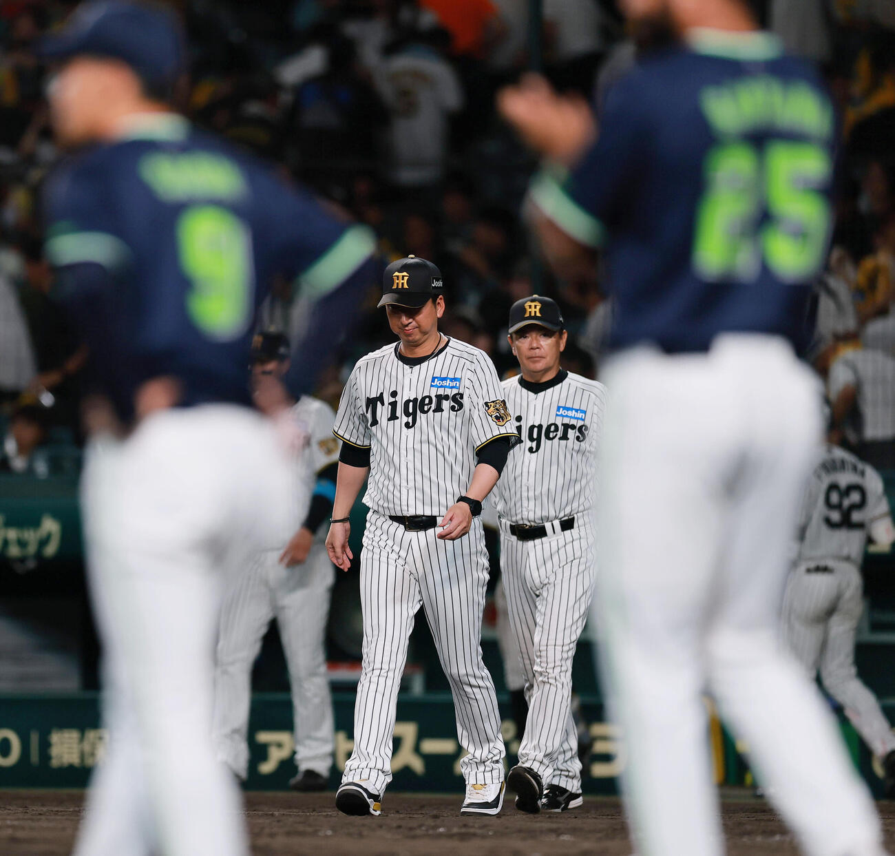 阪神対ヤクルト　ヤクルトに敗れうつむきながらあいさつに向かう阪神藤川球児監督（撮影・上山淳一）