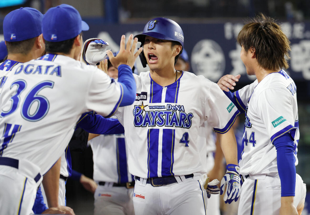 DeNA対巨人　7回裏DeNA2死一、三塁、3点本塁打を放ちチームメートと喜ぶ代打度会隆輝（撮影・宮地輝）