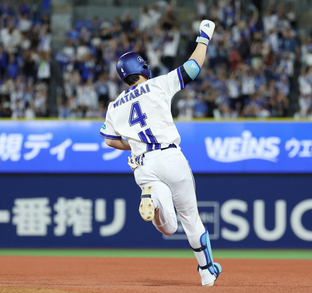 DeNA対巨人　7回裏DeNA2死一、三塁、3点本塁打を放ちガッツポーズする代打度会隆輝（撮影・宮地輝）