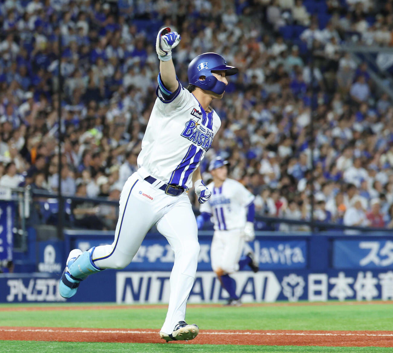 DeNA対巨人　7回裏DeNA2死一、三塁、3点本塁打を放ちガッツポーズする代打度会隆輝（撮影・宮地輝）