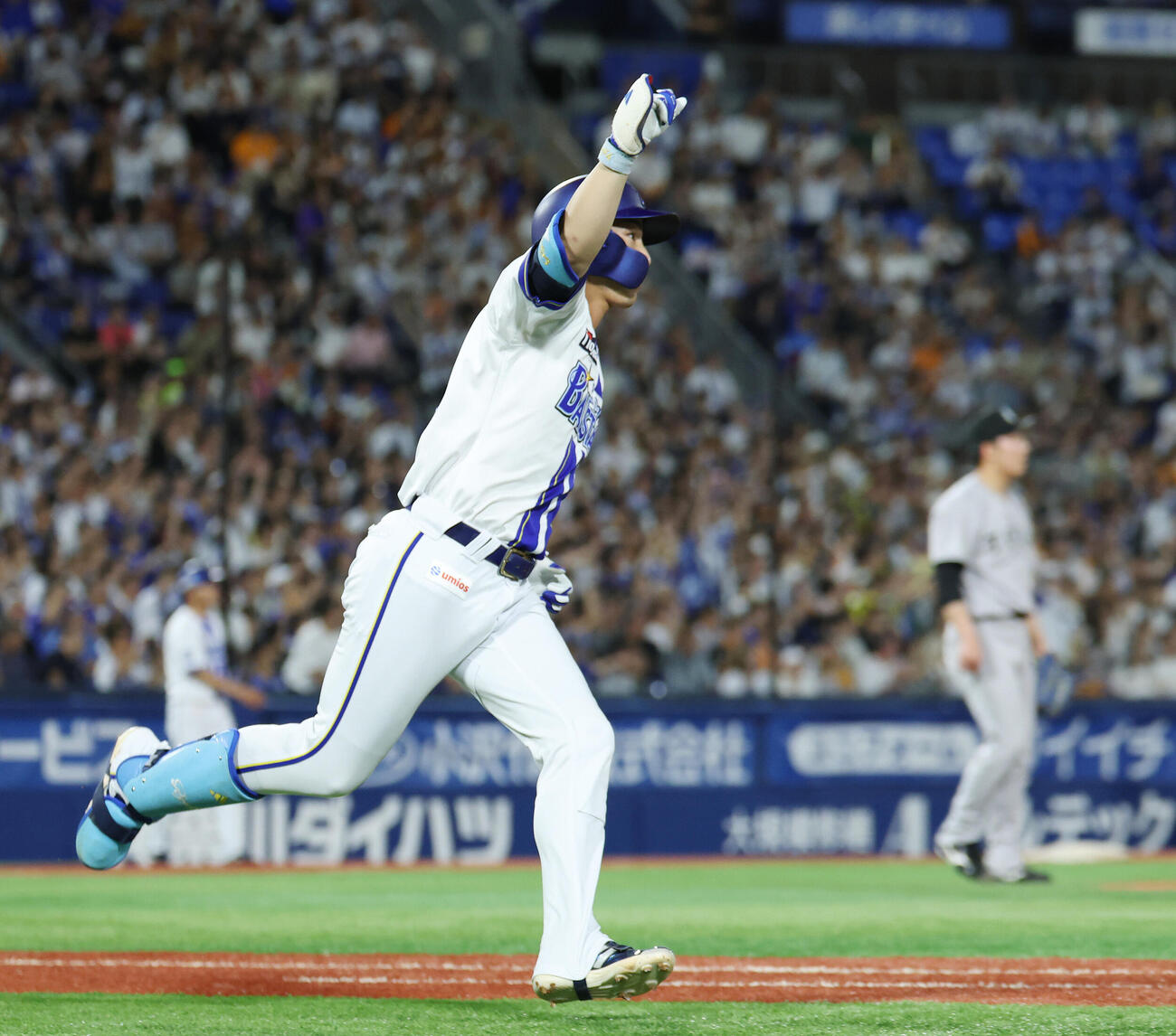 DeNA対巨人　7回裏DeNA2死一、三塁、3点本塁打を放ちガッツポーズする代打度会隆輝（撮影・宮地輝）