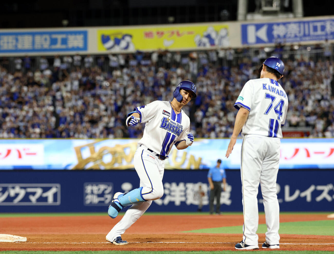 DeNA対巨人　7回裏DeNA2死一、三塁、度会隆輝は3点本塁打を放ち三塁を回る（撮影・浅見桂子）