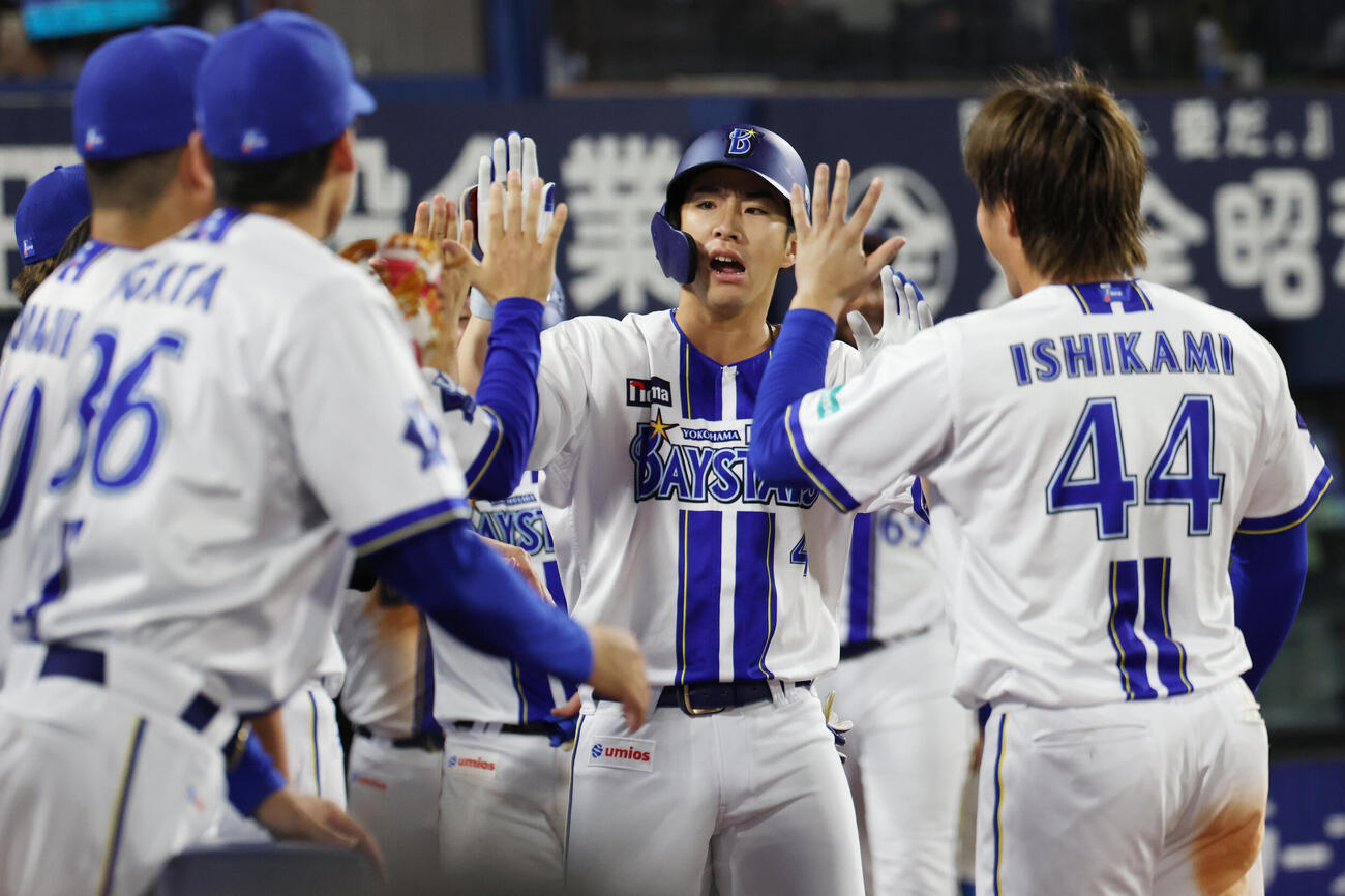 DeNA対巨人　7回裏DeNA2死一、三塁、3点本塁打を放ちチームメートと喜ぶ代打度会隆輝（撮影・宮地輝）