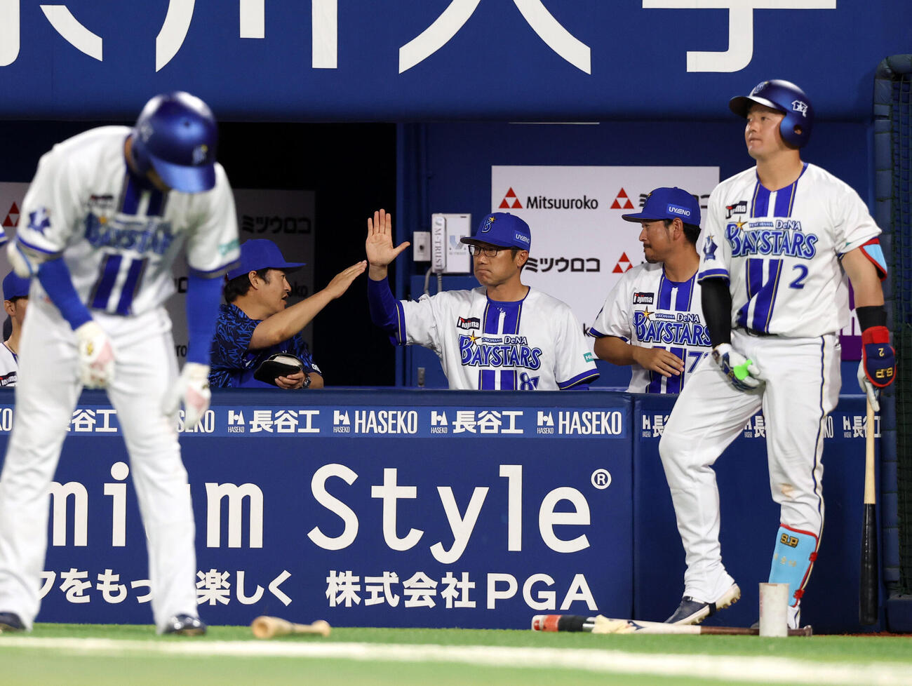 DeNA対巨人　7回裏DeNA2死一、三塁、度会隆輝が3点本塁打を放ちハイタッチで喜ぶ相川亮二監督（中央）ら（撮影・浅見桂子）