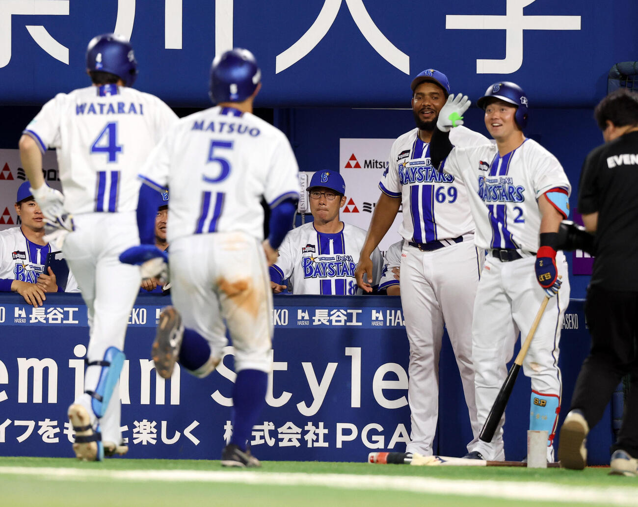 DeNA対巨人　7回裏DeNA2死一、三塁、度会隆輝（左）が3点本塁打を放ち迎える相川亮二監督（中央）（撮影・浅見桂子）