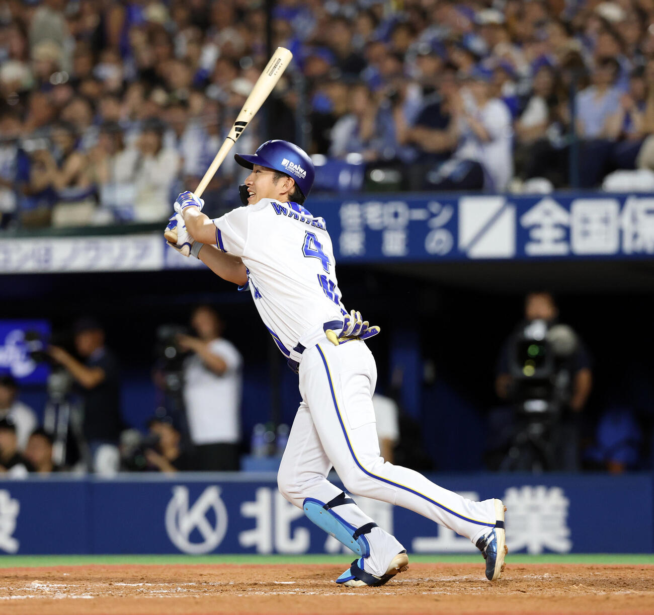 DeNA対巨人　7回裏DeNA2死一、三塁、度会隆輝は3点本塁打を放つ（撮影・浅見桂子）