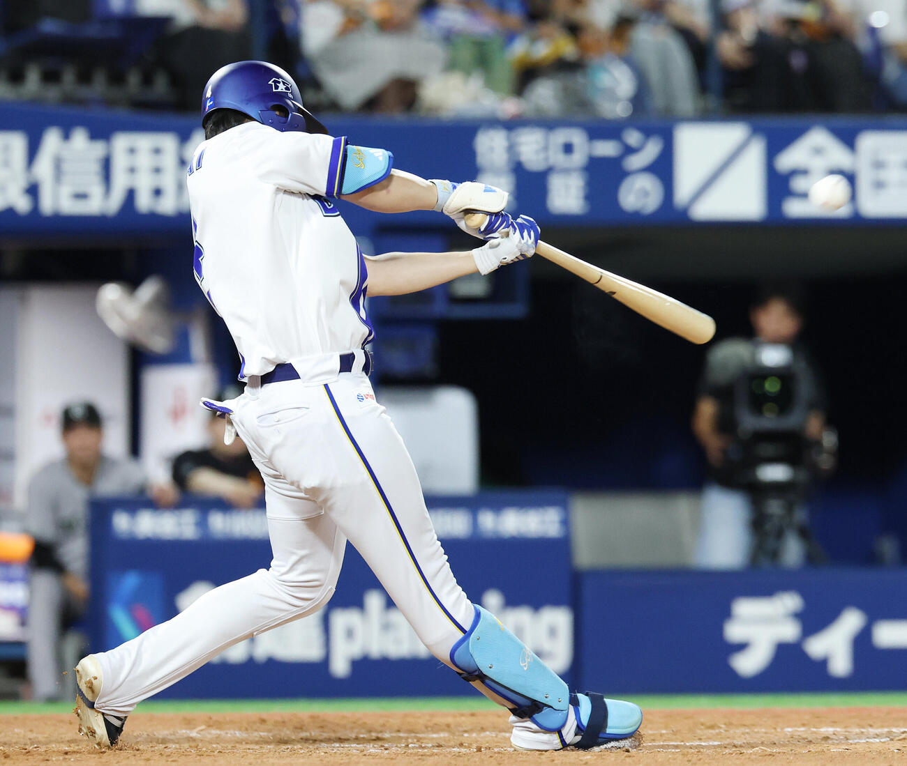 DeNA対巨人　7回裏DeNA2死一、三塁、3点本塁打を放つ代打度会隆輝（撮影・宮地輝）