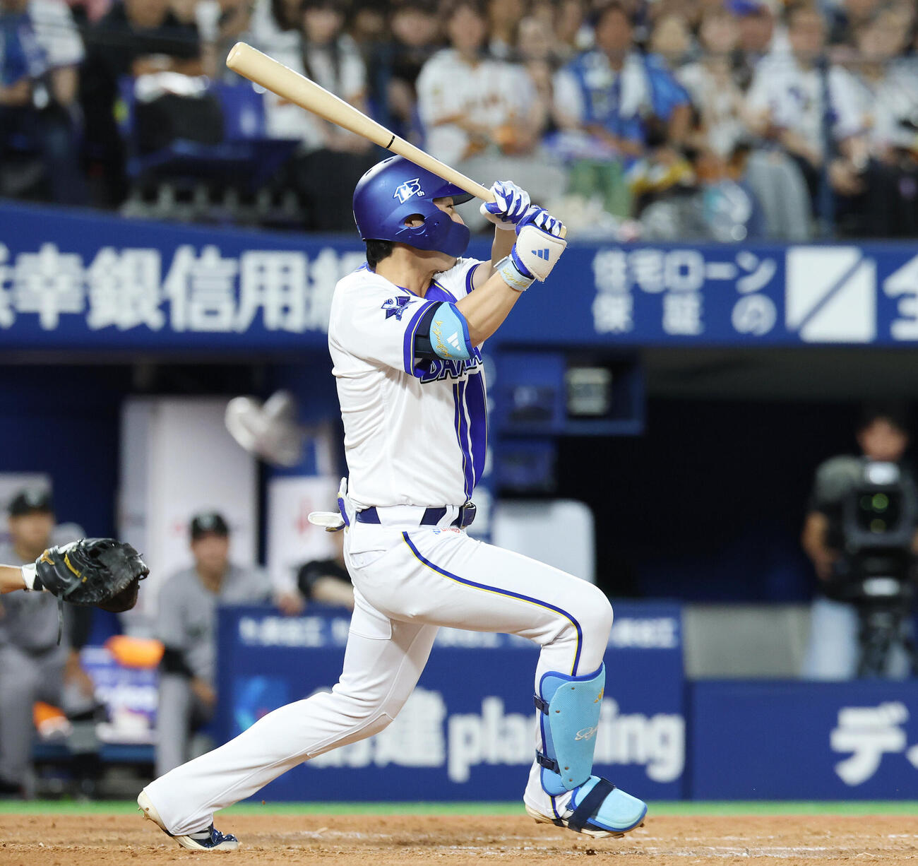 DeNA対巨人　7回裏DeNA2死一、三塁、3点本塁打を放つ代打度会隆輝（撮影・宮地輝）