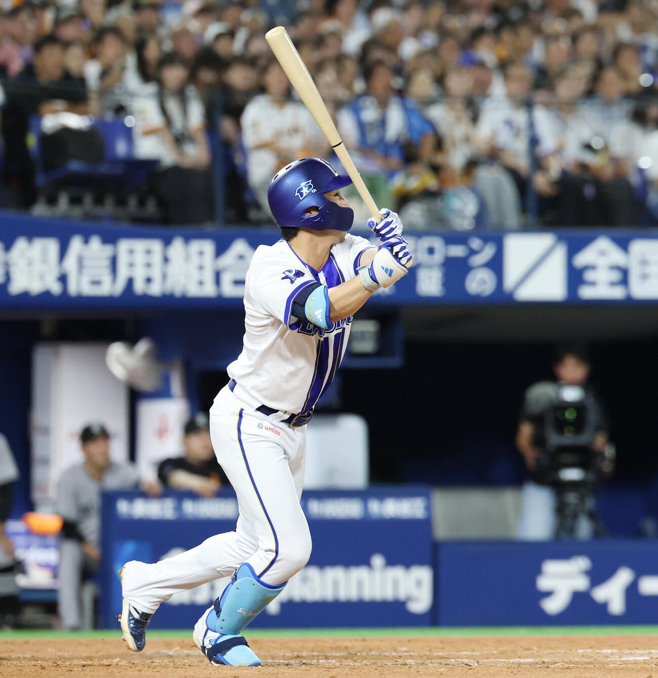 DeNA対巨人　7回裏DeNA2死一、三塁、3点本塁打を放つ代打度会隆輝（撮影・宮地輝）