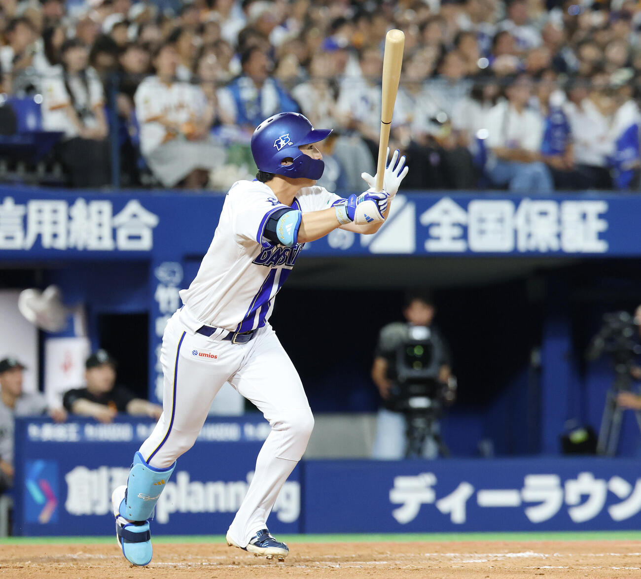 DeNA対巨人　7回裏DeNA2死一、三塁、3点本塁打を放つ代打度会隆輝（撮影・宮地輝）