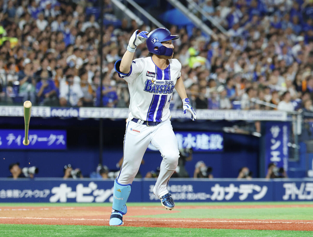DeNA対巨人　7回裏DeNA2死一、三塁、3点本塁打を放つ代打度会隆輝（撮影・宮地輝）
