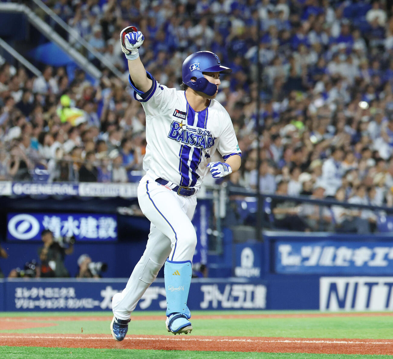 DeNA対巨人　7回裏DeNA2死一、三塁、3点本塁打を放ちガッツポーズする代打度会隆輝（撮影・宮地輝）
