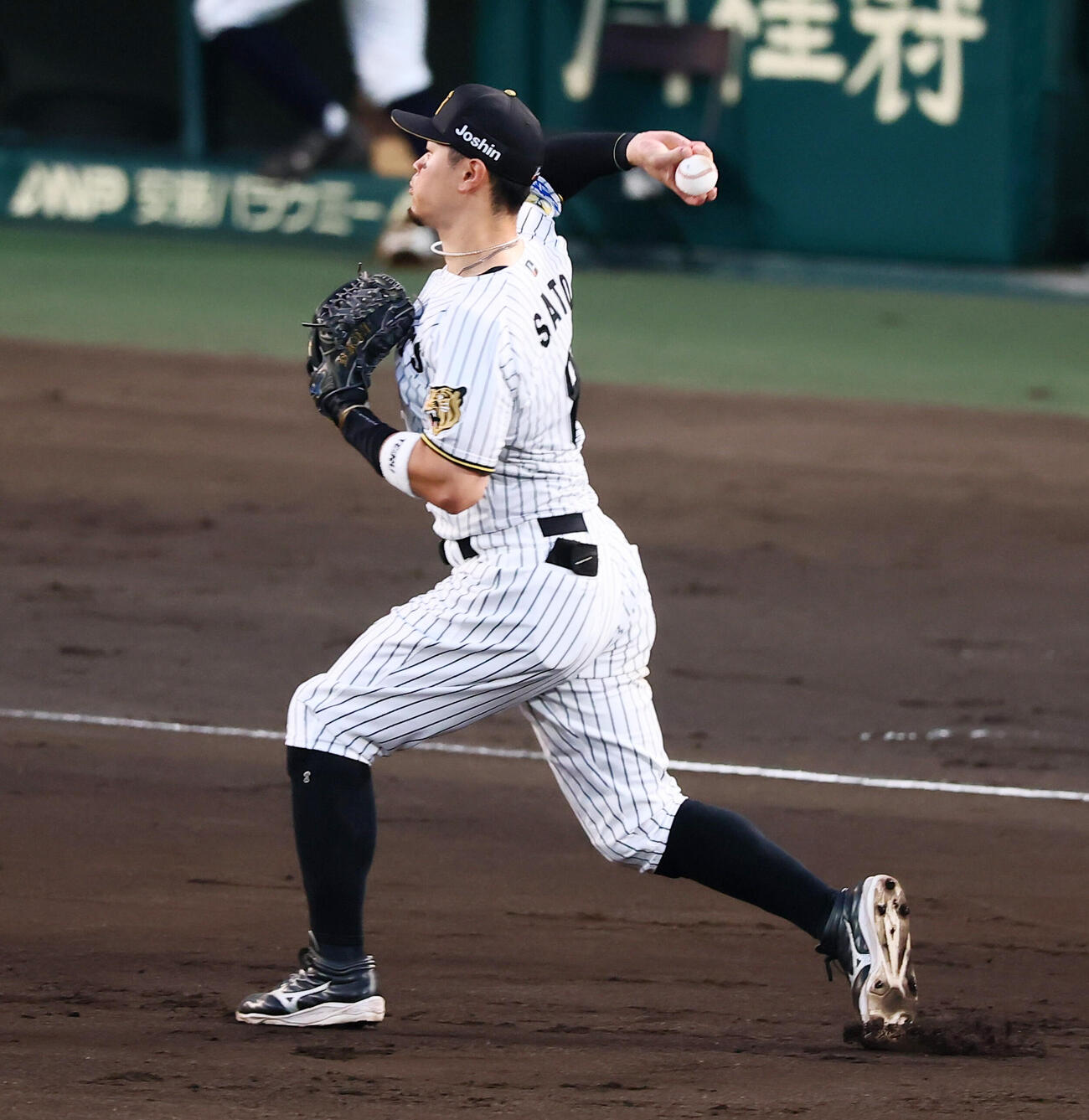 阪神対ヤクルト　5回表ヤクルト無死、松下歩叶の打球を一塁へ悪送球する佐藤輝明（撮影・加藤哉）