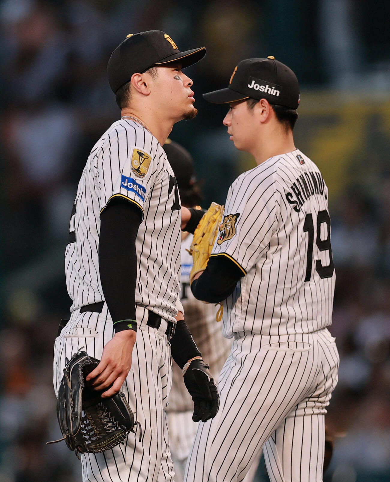 阪神対ヤクルト　5回表ヤクルト無死、松下歩叶の三ゴロを悪送球した佐藤輝明（手前）（撮影・上山淳一）