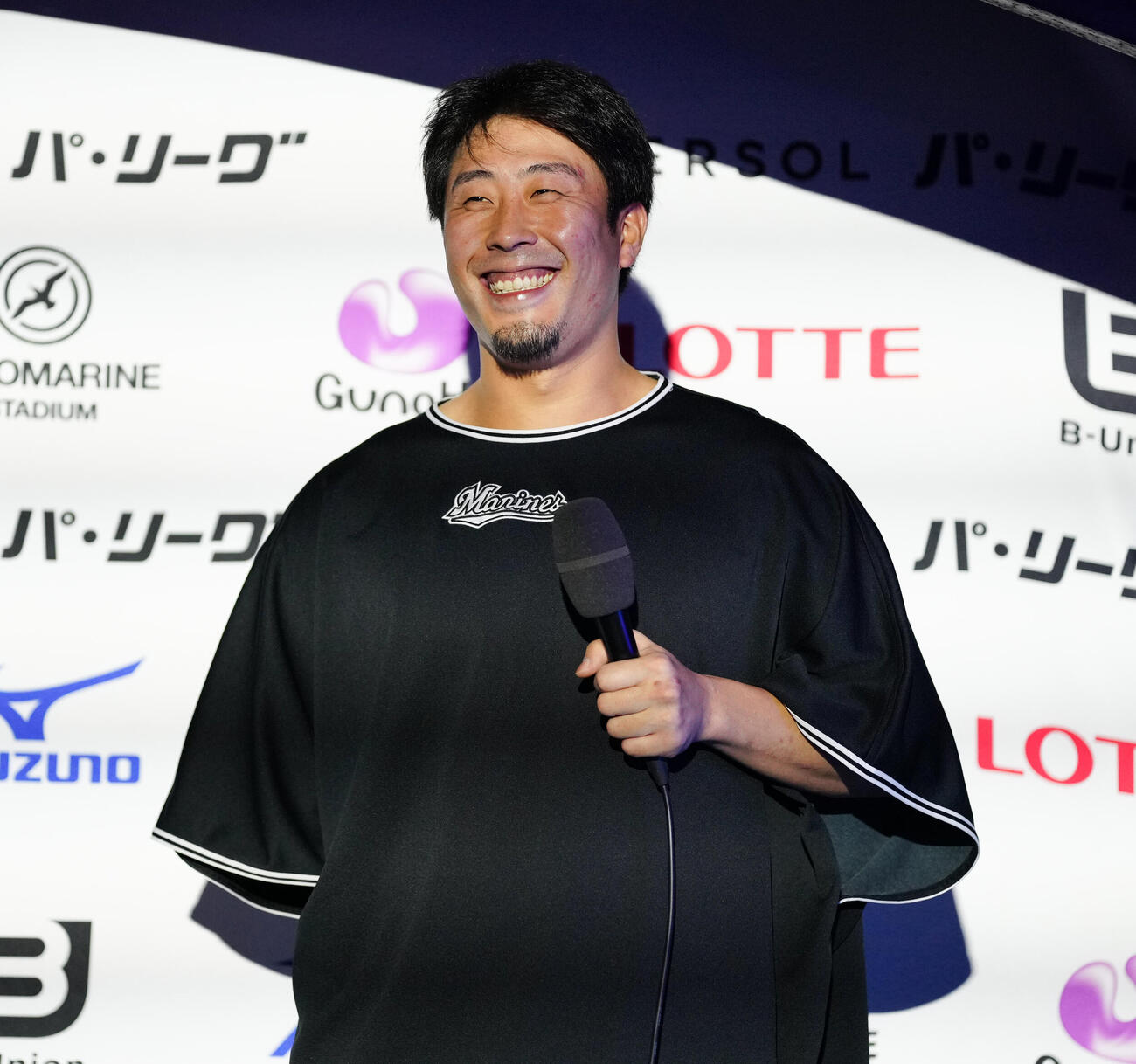 ロッテ対オリックス　ヒーローインタビューで笑顔のロッテ八木彬（撮影・鈴木みどり）