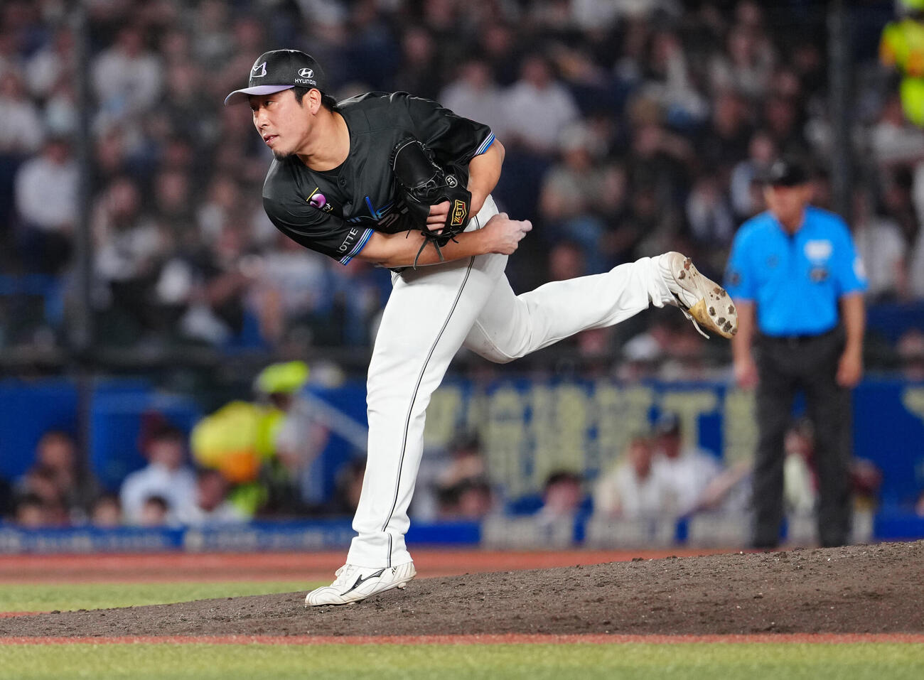ロッテ対オリックス　5回表から3番手で登板したロッテ八木彬（撮影・鈴木みどり）