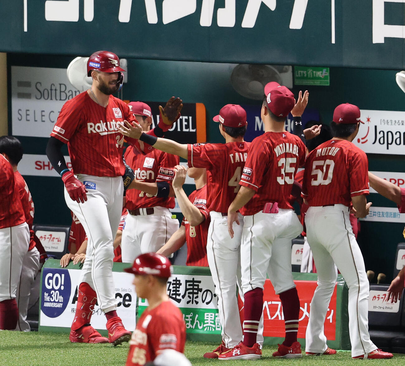 ソフトバンク対楽天　4回表楽天無死、マッカスカーは左越えに勝ち越し本塁打を放ちベンチのナインとハイタッチ（撮影・梅根麻紀）