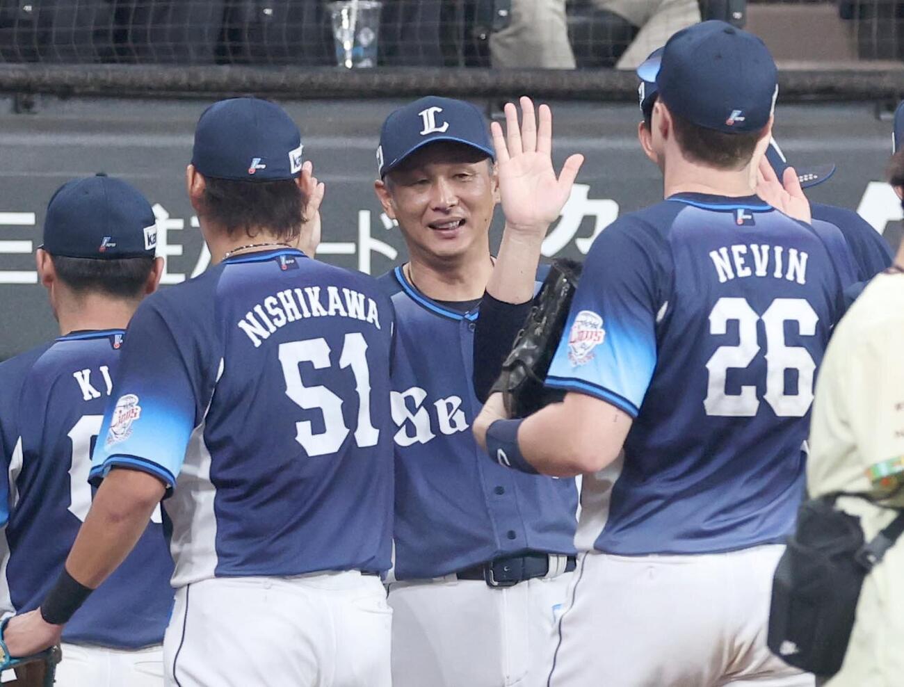 日本ハム対西武　試合後、ナインを出迎える西口文也監督（撮影・黒川智章）　