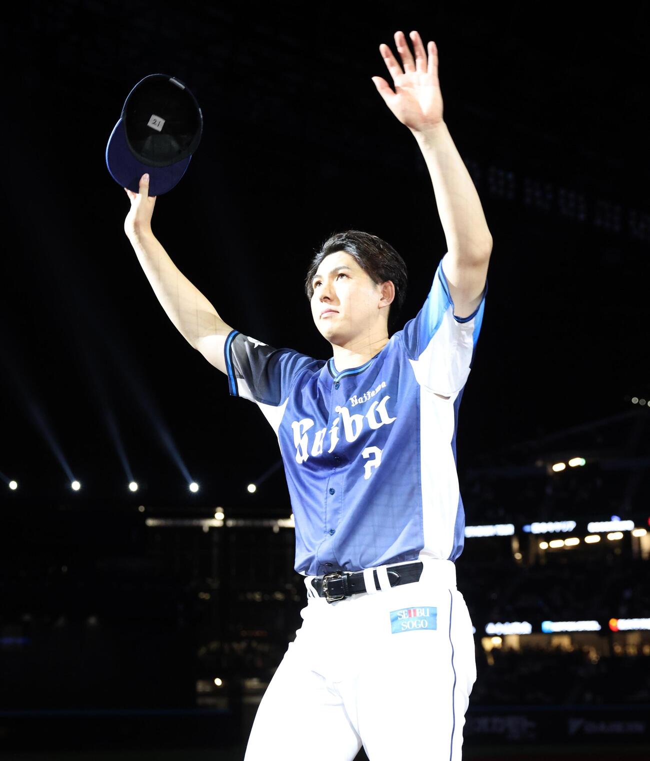 日本ハム対西武　試合後、スタンドの声援に応える武内夏暉（撮影・黒川智章）　