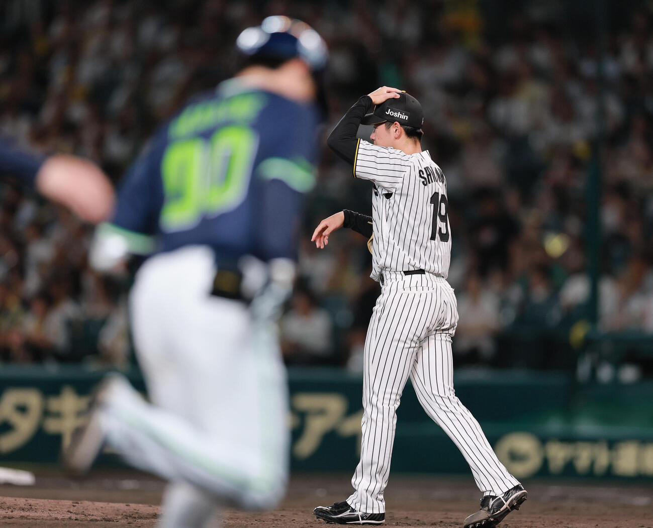 阪神対ヤクルト　6回表ヤクルト2死、下村海翔は赤羽由紘に左越え本塁打を浴びる（撮影・上山淳一）